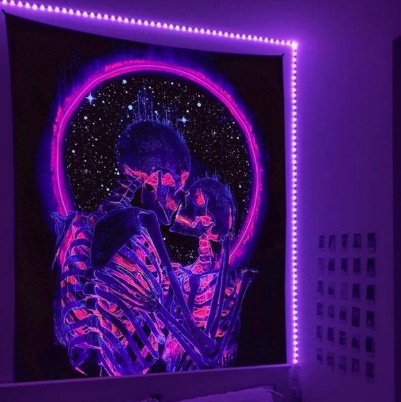 Black Light Skeleton Lovers Kissing Skeletons Wall Tapestry Blacklight Art New - Picture 5 of 9